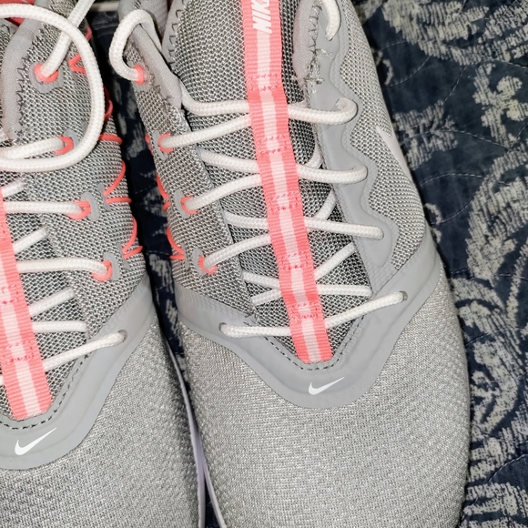 Nike - Picture 4 of 9